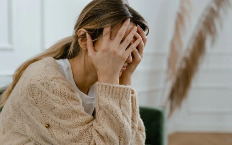 Depresija neatsiranda iš niekur: kokie biologiniai, psichologiniai ir gyvenimo veiksniai ją gali paskatinti