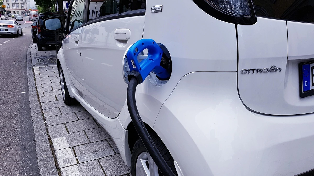 Vis daugiau lietuvių nusiperka elektromobilius, pasivažinėja metus ir juos parduoda. Kas vyksta?