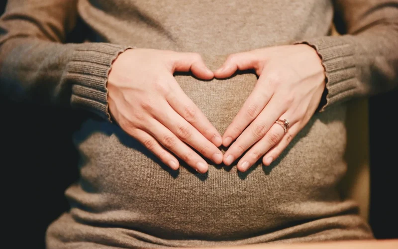 Kodėl nėščiai moteriai nepatariama krikštyti kito vaiko: sena taisyklė turi kelis paaiškinimus