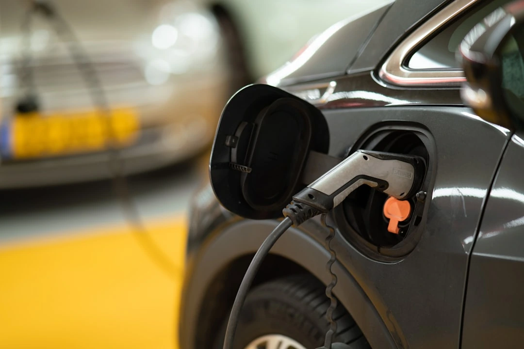 Daugelis grįžta prie automobilių su vidaus degimo varikliais. Elektromobilių bumas išblėso?