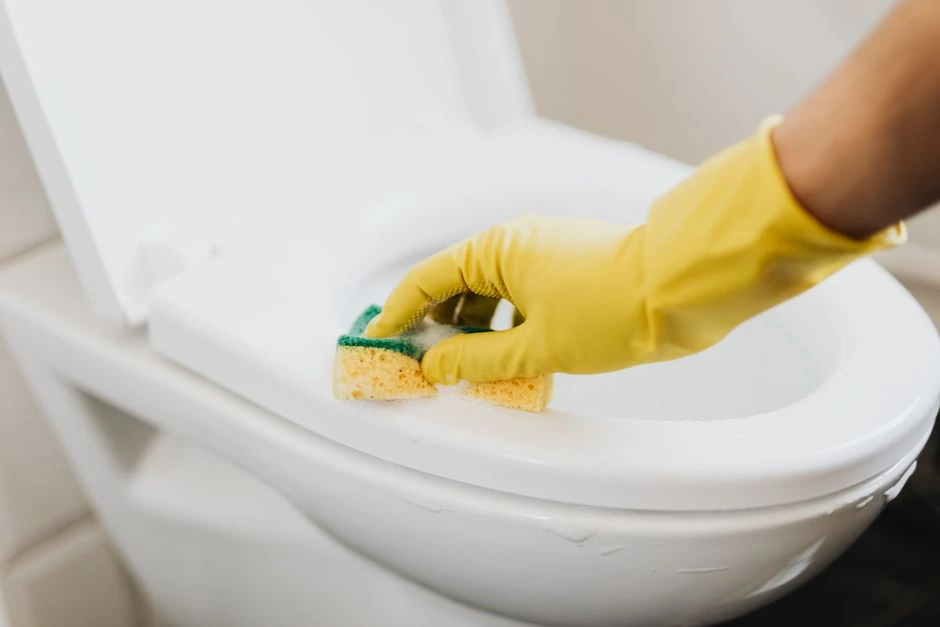 Vairs nepērku „Domestos“ – sajaucu 2 vienkāršas sastāvdaļas, un mana tualete mirdz baltumā