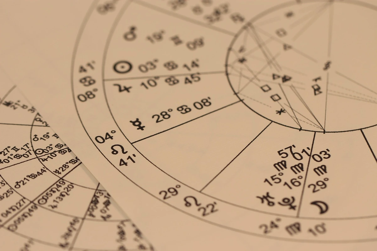 Rugpjūčio 12 d., trečiadienio horoskopas visiems Zodiako ženklams. Netikėti gyvenimo posūkiai ir likimo ironija