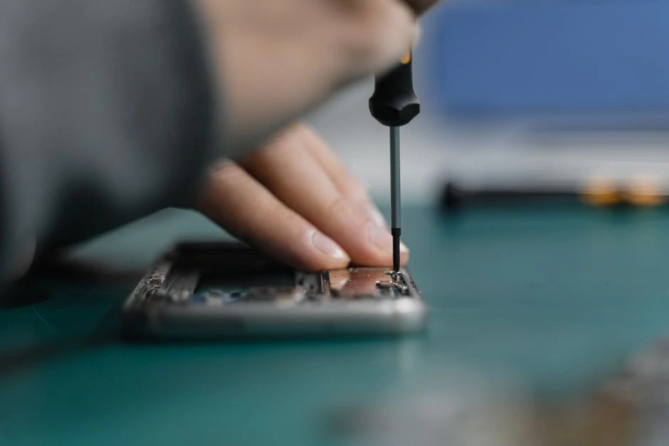 Telefonu bateriju ēra mainās: no 2027. gada daudzām no tām būs jābūt nomaināmām pašam