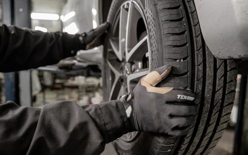 Automobilis posūkiuose ima elgtis keistai: šis važiuoklės signalas reikalauja dėmesio