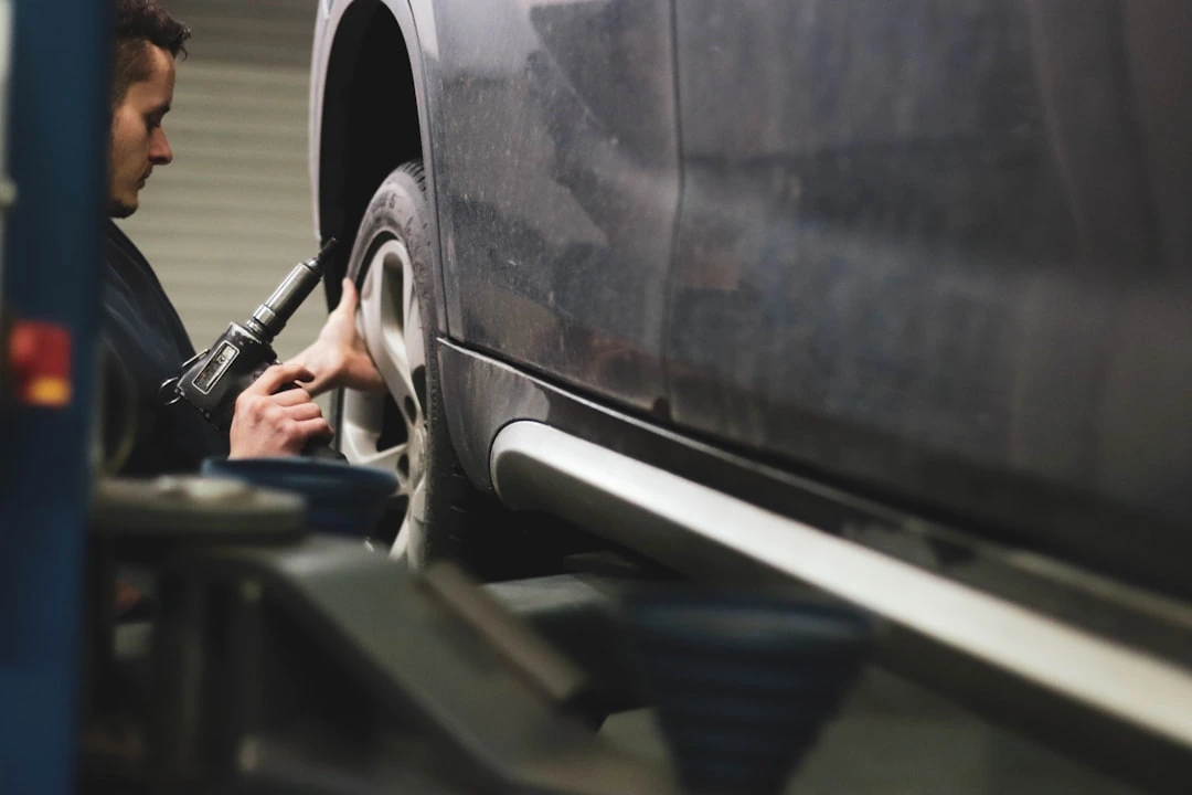 Automobilis posūkiuose ima elgtis keistai: šis važiuoklės signalas reikalauja dėmesio