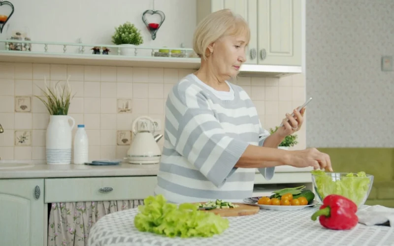 9 pārtikas produkti, kas pēc 60 gadu vecuma būtu jāizslēdz no uztura: kā pagarināt veselīgu dzīvi