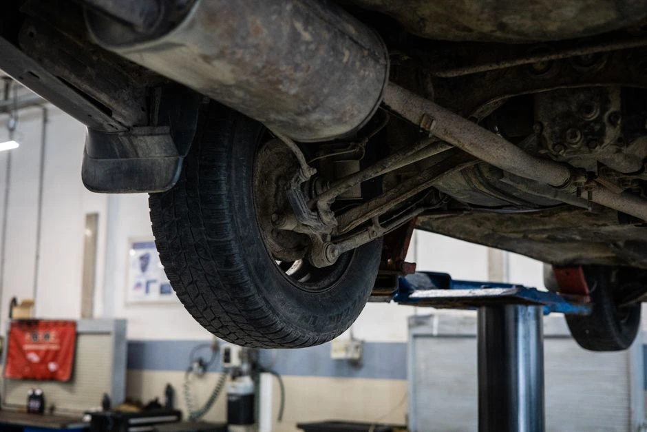 Padangos atrodo geros, tačiau automobilis plaukioja posūkiuose: ką tikrinti servise