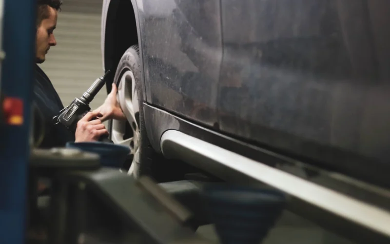 Padangos atrodo geros, tačiau automobilis plaukioja posūkiuose: ką tikrinti servise