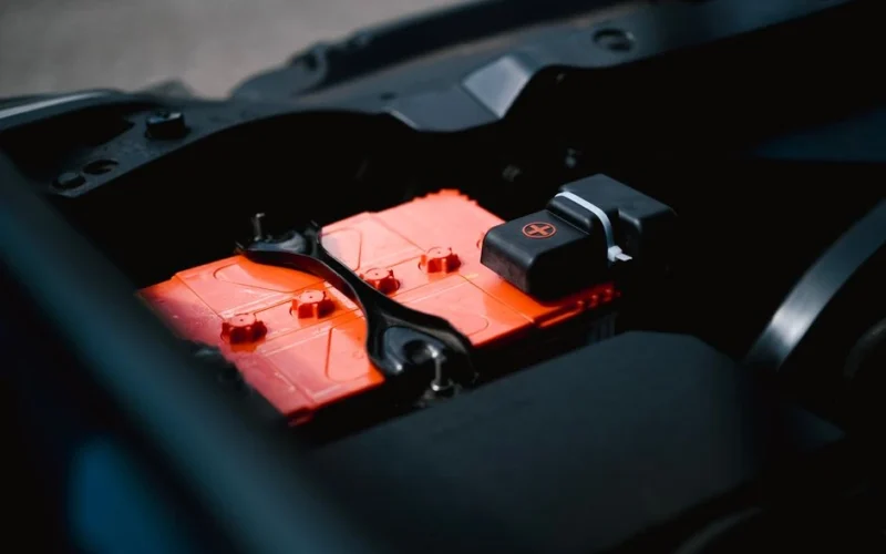 Po karštų dienų automobilis sunkiau užsiveda: patikrinkite akumuliatoriaus jungtis