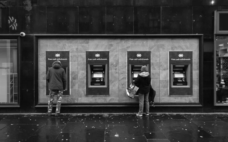 Bankomātā atrada svešu karti. Paziņojot bankai par atradumu, noskaidrojās, ka karte ir nozagta