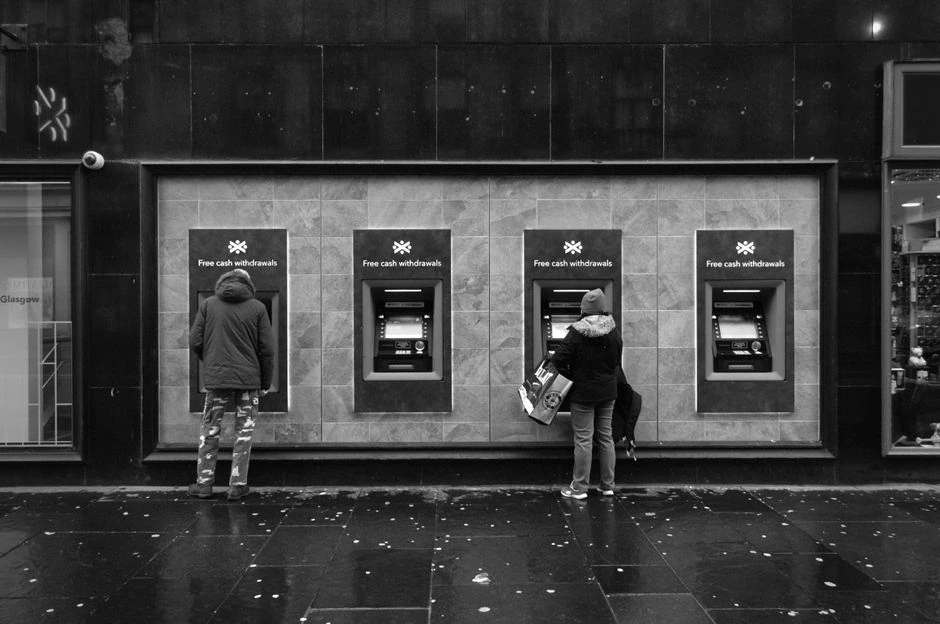Bankomate rado svetimą kortelę. Pranešus bankui apie radinį, paaiškėjo, kad kortelė vogta