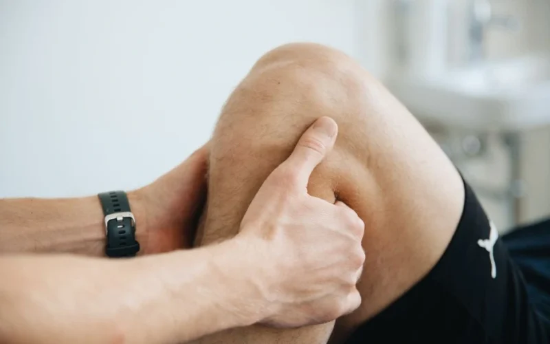 Kodėl traška sąnariai: kada tai visiškai normalu, o kada verta kreiptis į gydytoją