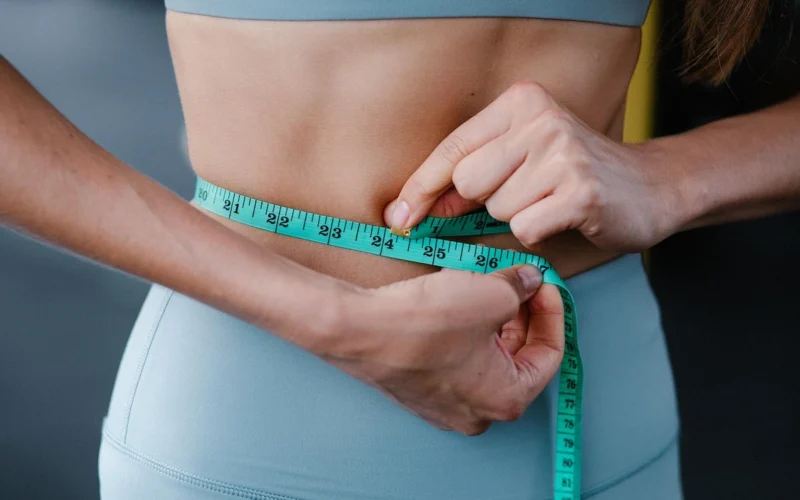 Dažnas vitamino trūkumas tampa pavojingesnis, kai kartu kaupiasi pilvo riebalai