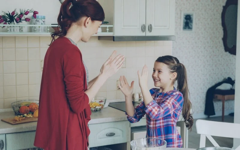 Kas patiesībā traucē bērniem izaugt laimīgiem? Visbiežākais iemesls – vecāki