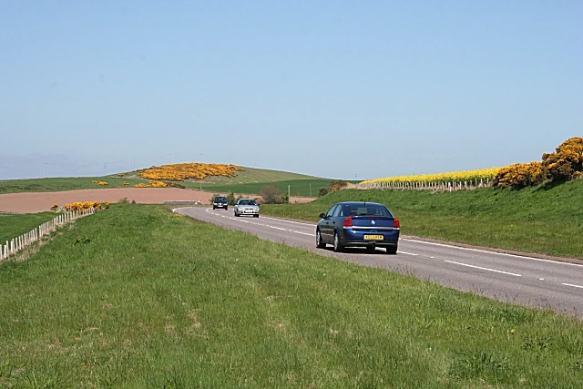 Traktorius velkasi 35 km/val., už jo – 20 automobilių: ar vairuotojas privalo pasitraukti, o gal lenkti galima net per ištisinę?