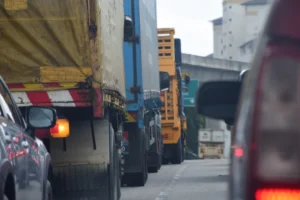 Traktorius velkasi 35 km/val., už jo – 20 automobilių: ar vairuotojas privalo pasitraukti, o gal lenkti galima net per ištisinę?