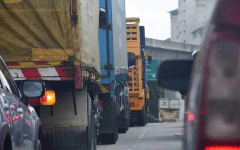 Traktors velkas ar 35 km/h, aiz tā – 20 automašīnas: vai vadītājam jābrauc malā, vai arī drīkst apdzīt pat pāri nepārtrauktajai līnijai?
