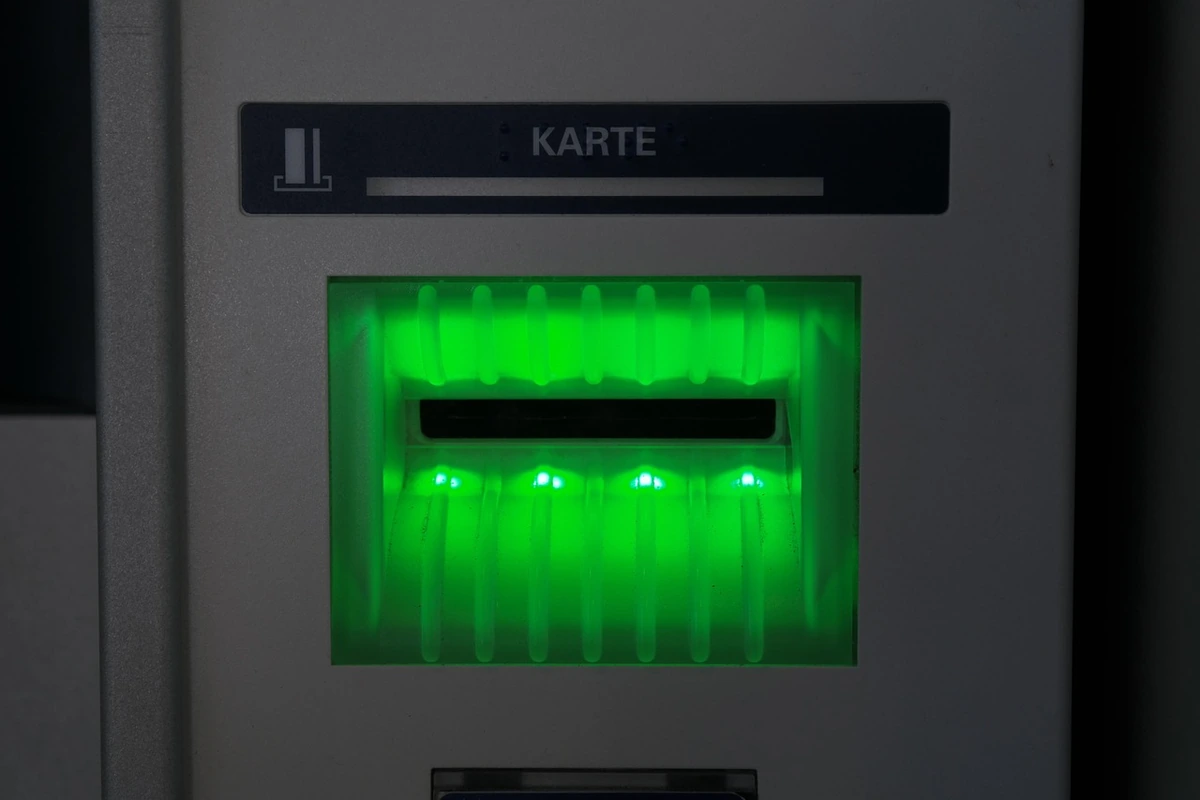 Kodėl bankomatas kartais pirmiausia grąžina kortelę ir tik tada išduoda pinigus: už to slypi labai praktiška priežastis