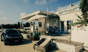 Degalinėje vairuotojas pripylė kuro ir nuėjo gerti kavos, o už jo laukia penkios mašinos. Tikriausiai kiekvienas esate susidūrę su tuo? Tai erzina