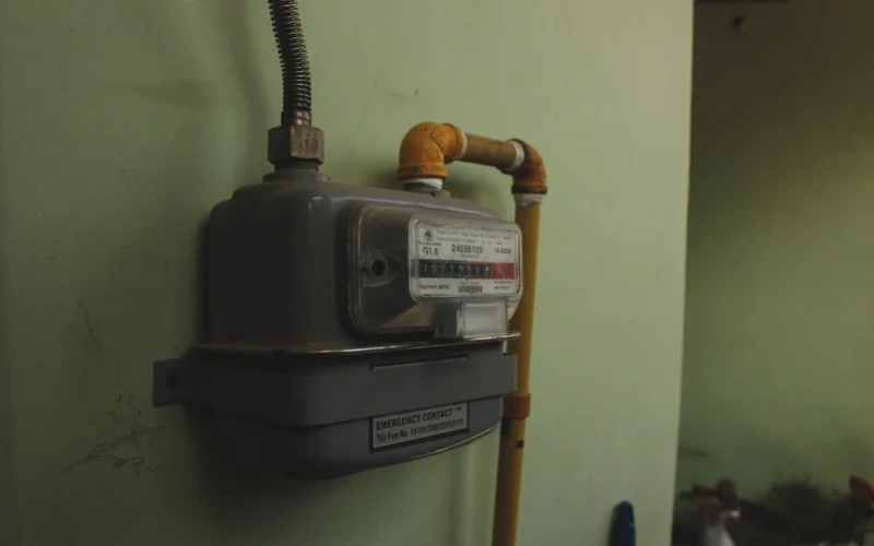 Pradėjau fotografuoti elektros skaitiklį kiekvieną sekmadienį – po mėnesio radau tai, kas tyliai didino sąskaitą