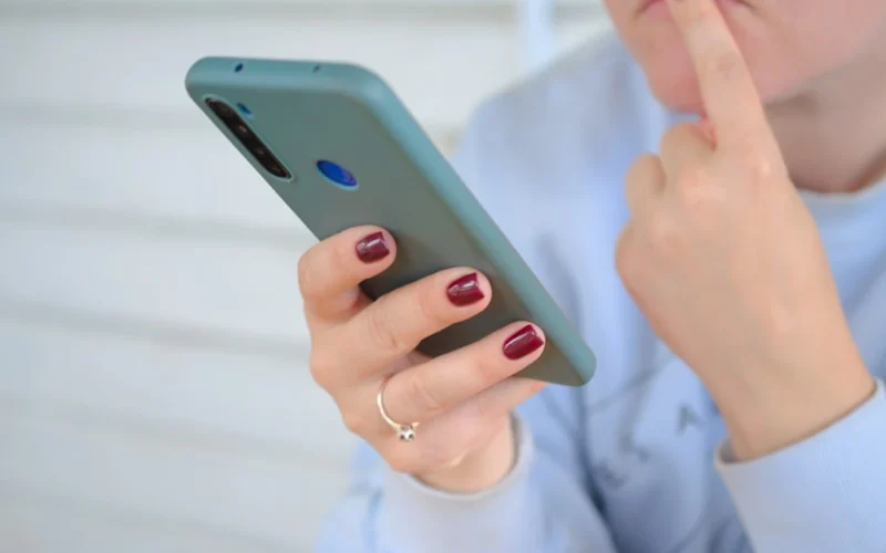 Kodėl kai kurie žmonės niekada nekelia telefono iš nepažįstamo numerio – net jei laukia svarbaus skambučio