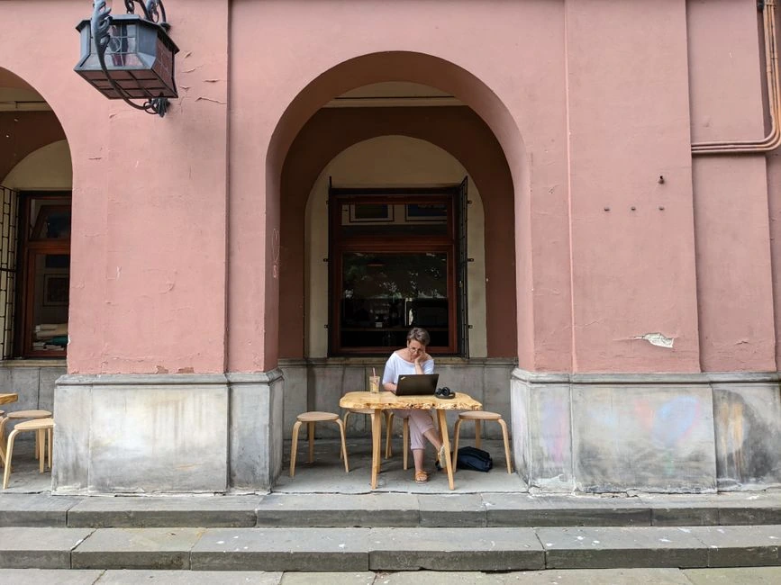Žmogus kavinėje užima staliuką nešiojamuoju kompiuteriu trims valandoms ir nusiperka tik kavą: ar tai normalu?