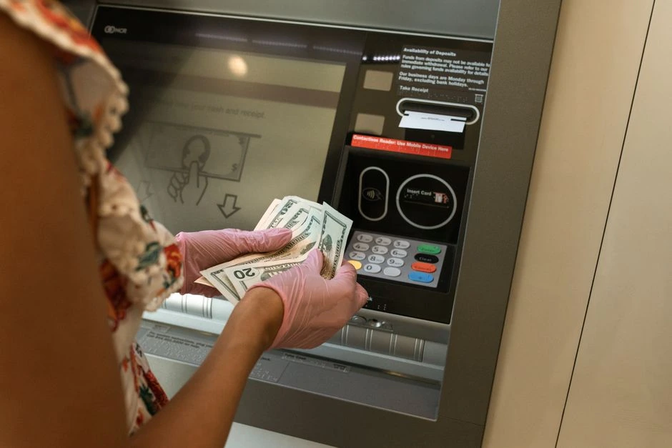 Žmogus bankomate rado 200 eurų, kurių ankstesnis klientas nepasiėmė: pasilikti negalima, bet ką tada daryti?