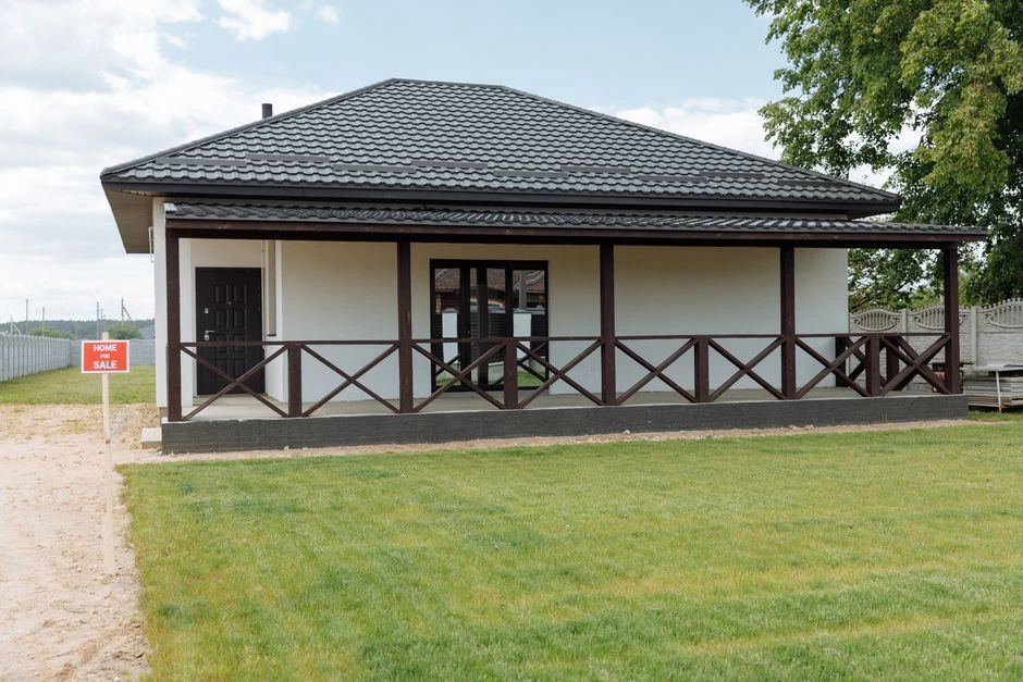 Namas parduodamas pigiau nei butas, tačiau pirkėjai jo vengia: viena detalė kieme pakeičia visą vaizdą