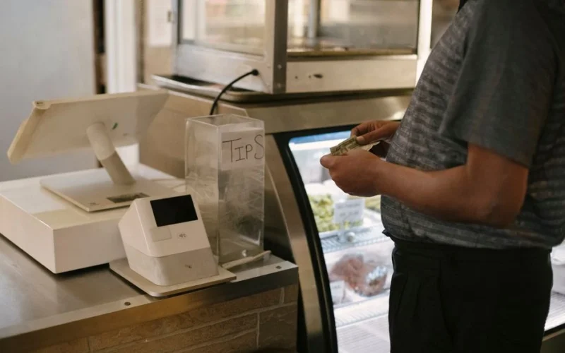 Pārdevējs atteicās pieņemt 100 eiro banknoti par 3 eiro pirkumu: vai veikals var šādu banknoti nepieņemt tāpat vien?