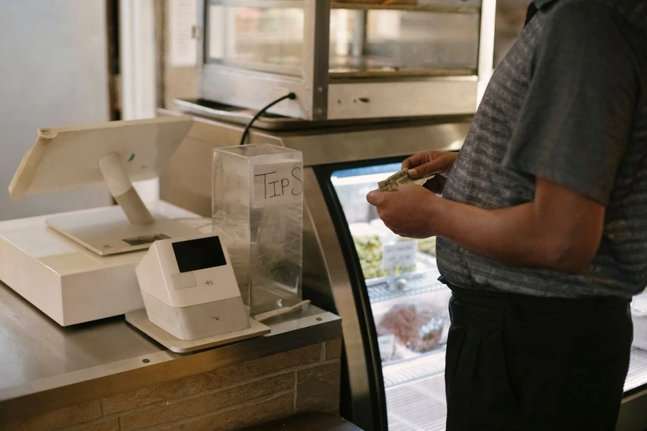 Pārdevējs atteicās pieņemt 100 eiro banknoti par 3 eiro pirkumu: vai veikals var šādu banknoti nepieņemt tāpat vien?
