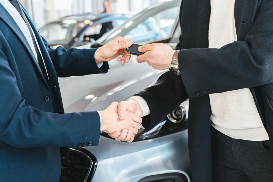 Automobilį pardavė, pinigus gavo, bet po savaitės sulaukė baudos: viena nebaigta procedūra gali brangiai kainuoti