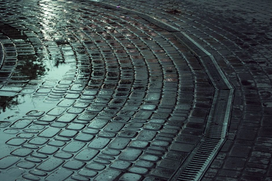 Prie namo telkiasi vanduo po lietaus: taką išgelbės ne naujas betonas, o nuolydis
