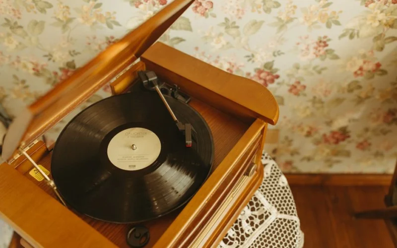 Dovana atrodė kaip sena vinilinė plokštelė, kol moteris išgirdo joje paslėptą žinutę