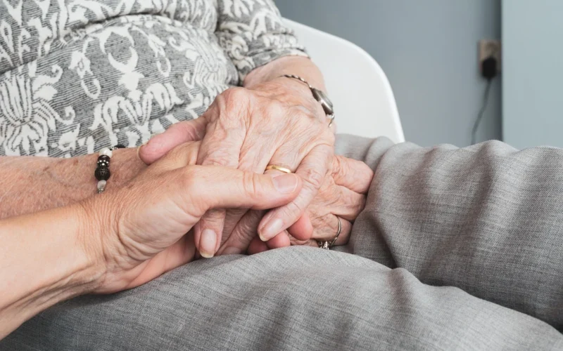 Anūkas apgavo močiutę ir pasisavino jos butą – senolė liko be nieko ir iki šiol negali patikėti tuo, ką padarė artimiausias žmogus