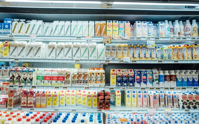 Pirkėja visada imdavo prekę iš lentynos priekio – kartą pažvelgė giliau ir nustebo (galiojimo datos visiškai kitos!)
