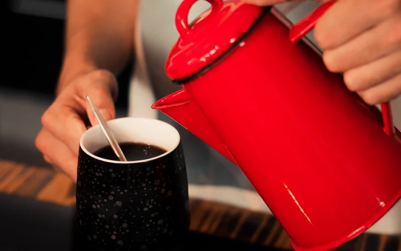 Kava namuose karti ir be aromato? Dažniausiai kalta ne pati kava, o šis įprotis