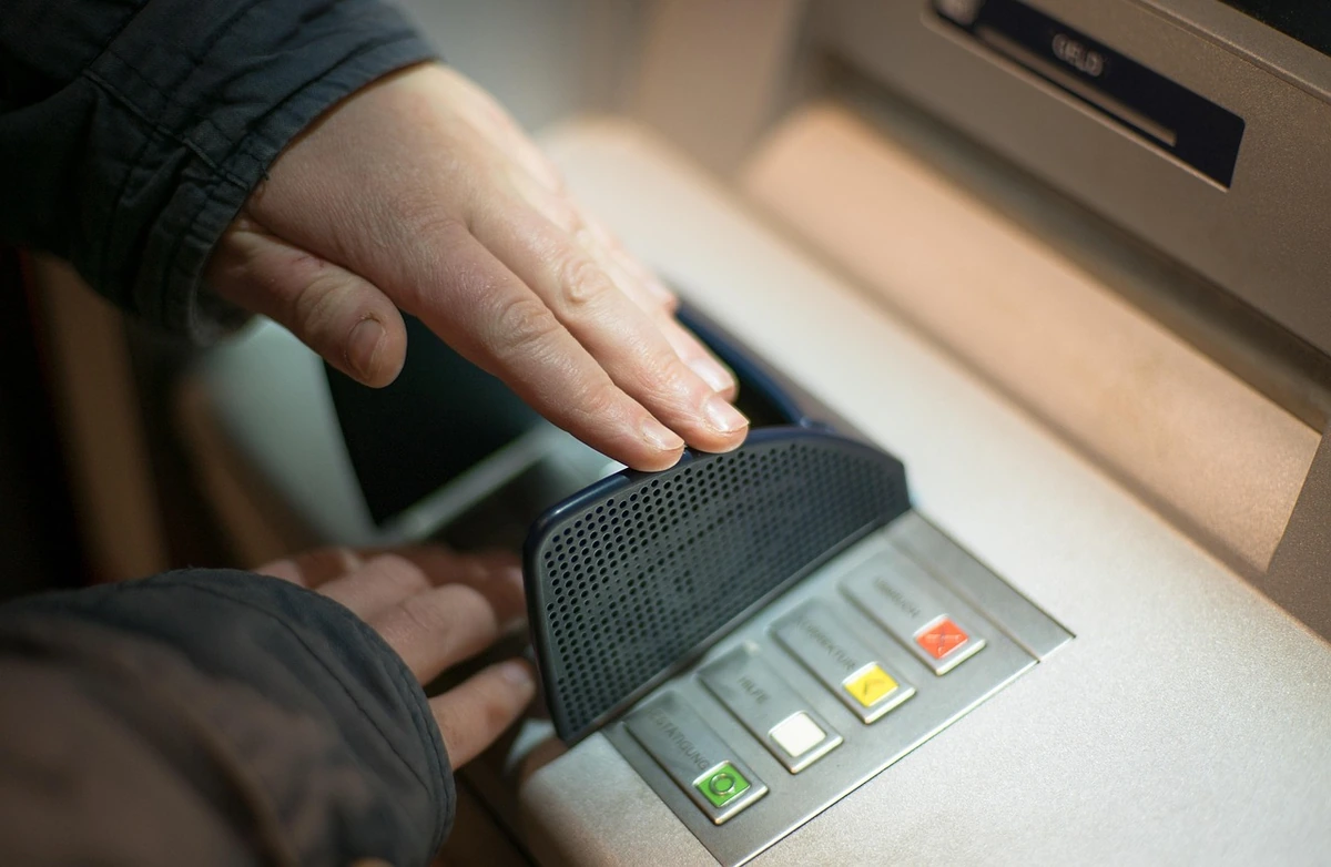 Prie bankomato kažkas siūlo „padėti“? Yra situacijų, kai geriausia operaciją iškart nutraukti