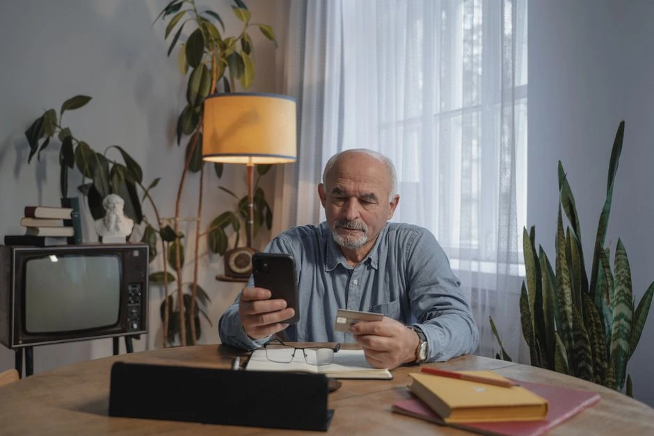 Pensininkas nuėjo į banką dėl dingusių 800 eurų – paaiškėjo, kad sukčiai savo darbą atliko