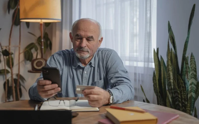 Pensininkas nuėjo į banką dėl dingusių 800 eurų – paaiškėjo, kad sukčiai savo darbą atliko