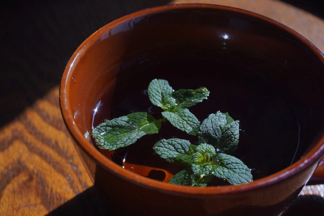 Kaip pasigaminti aromatingos ir skanios mėtų arbatos: patarimai iš specialisto