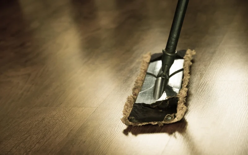 Sumaišykite šį produktą su vandeniu ir nuvalykite grindis, jos blizgės kaip naujos