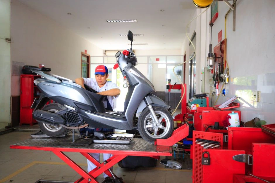 Kodėl motoroleris netraukia, nors variklis dirba: dažniausios priežastys ir ką patikrinti pirmiausia