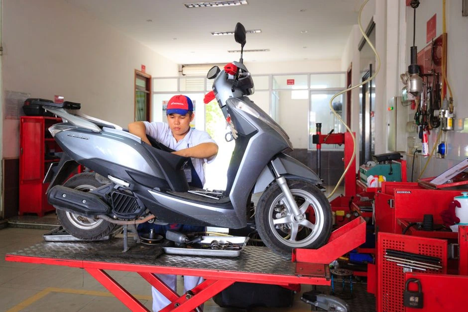 Kodėl motoroleris netraukia, nors variklis dirba: dažniausios priežastys ir ką patikrinti pirmiausia