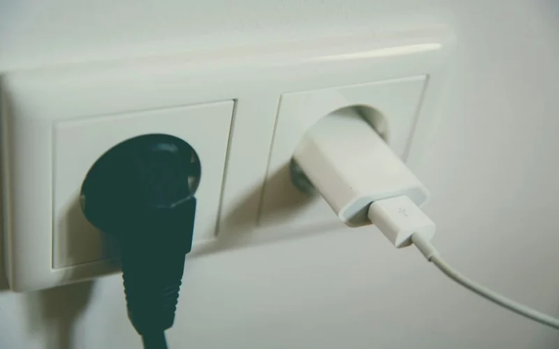 Televizorius išjungtas, bet elektrą vis tiek naudoja: namuose tokių prietaisų gali būti daugiau, nei atrodo