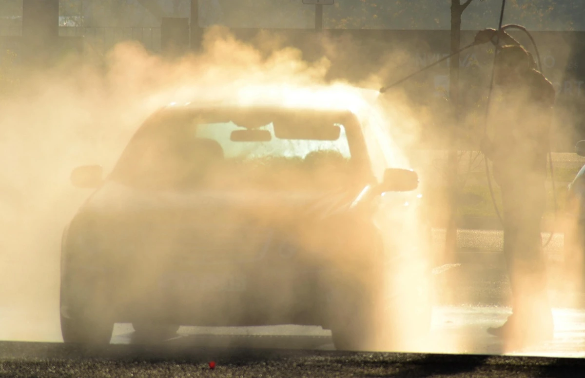 Po plovyklos ant automobilio liko baltų dėmių: įmanoma išgelbėti ar reikės poliruoti?