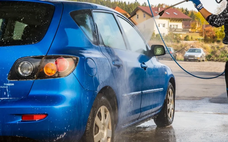 Po plovyklos ant automobilio liko baltų dėmių: įmanoma išgelbėti ar reikės poliruoti?