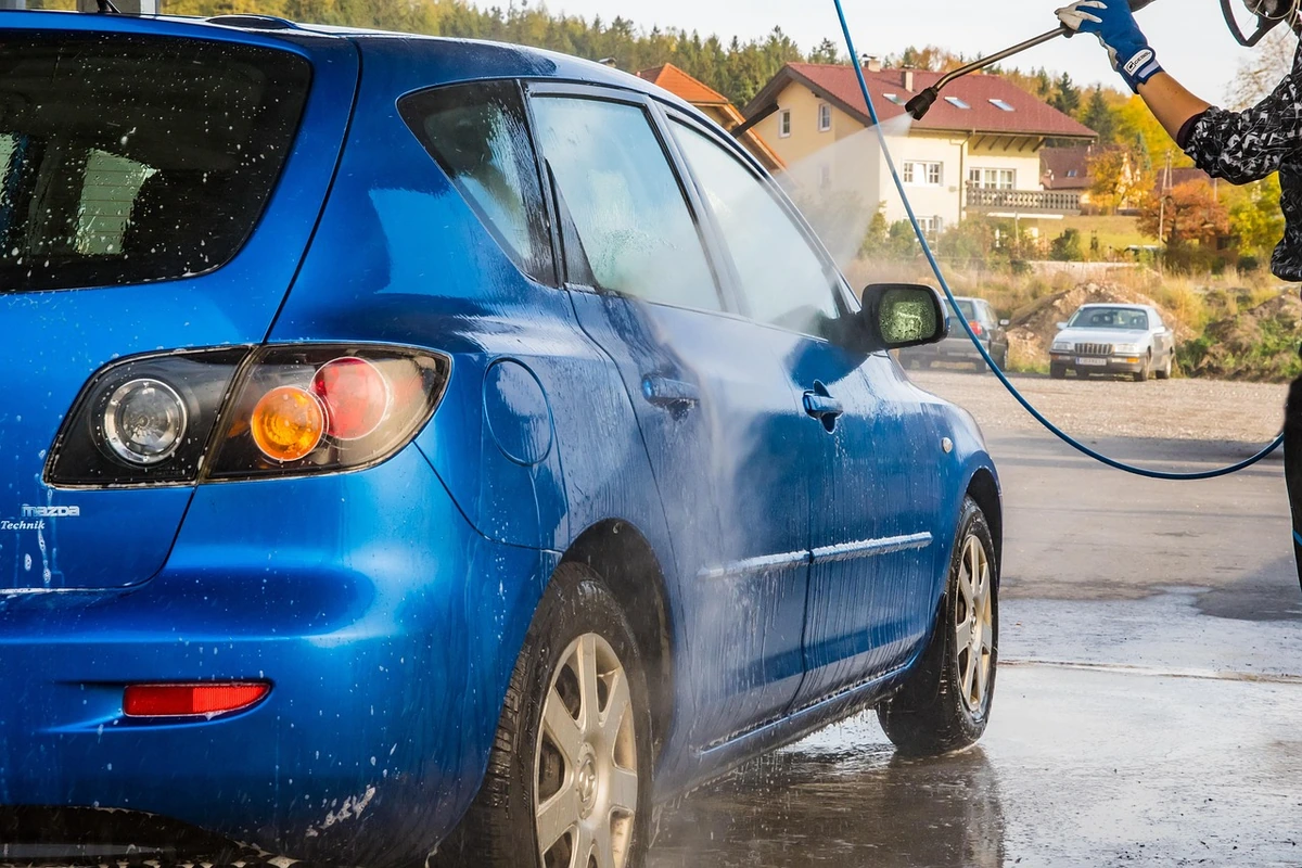 Po plovyklos ant automobilio liko baltų dėmių: įmanoma išgelbėti ar reikės poliruoti?