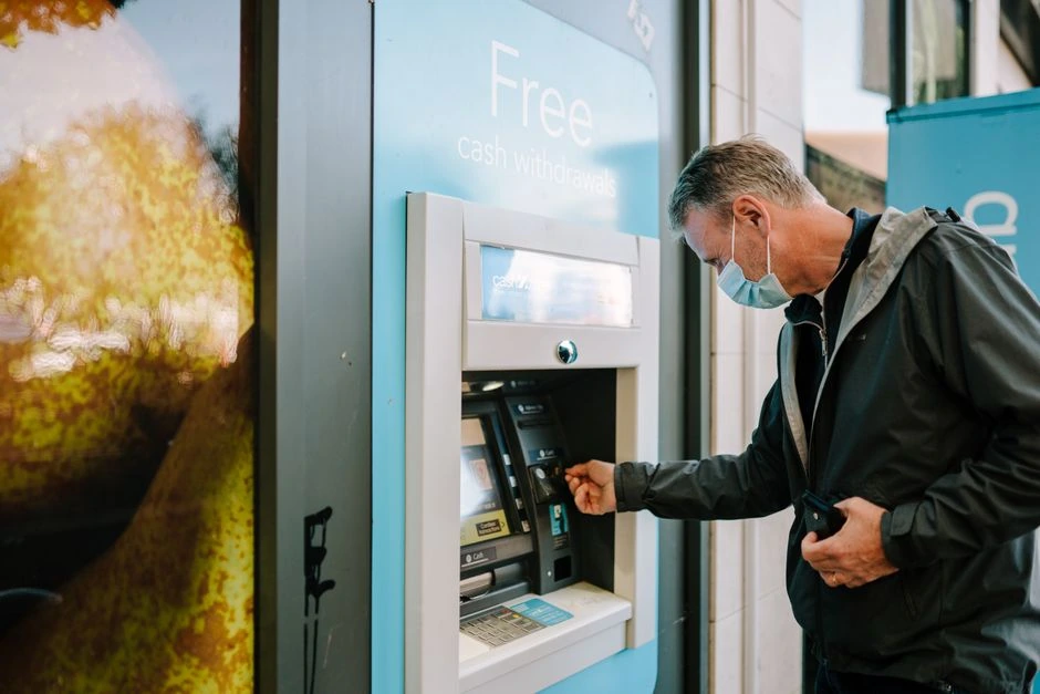 Bankomatas pinigų neišdavė, tačiau sąskaitoje suma sumažėjo: svarbiausia nedaryti vienos klaidos