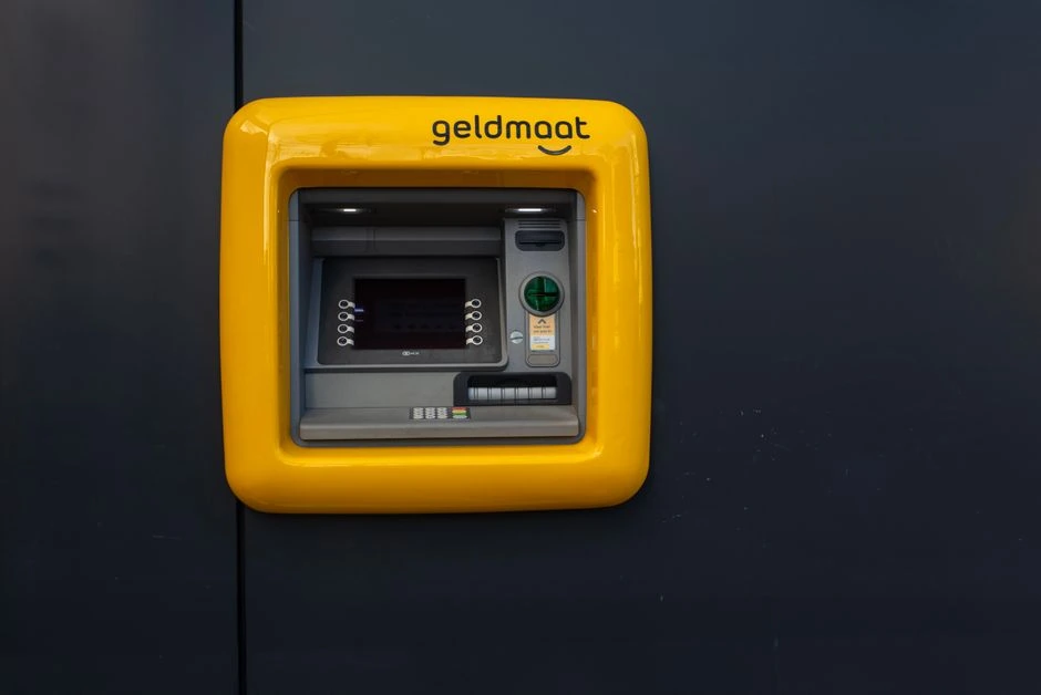 Bankomatas pinigų neišdavė, tačiau sąskaitoje suma sumažėjo: svarbiausia nedaryti vienos klaidos