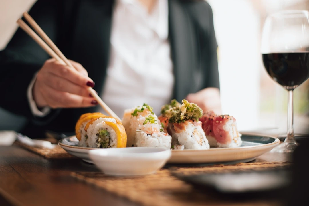 Sushi valgymo taisyklės: keli paprasti žingsniai padės išvengti nemalonių klaidų
